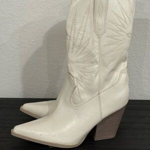 Oasis Society Women’s Boots- White